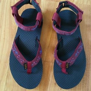 Teva old red lizard sandal